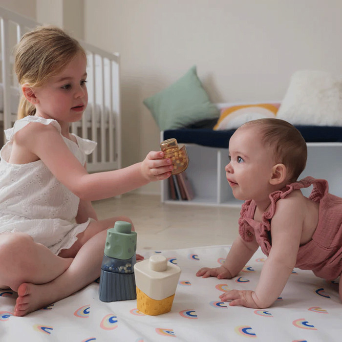 Baby hält ein sensorisches Spielzeug